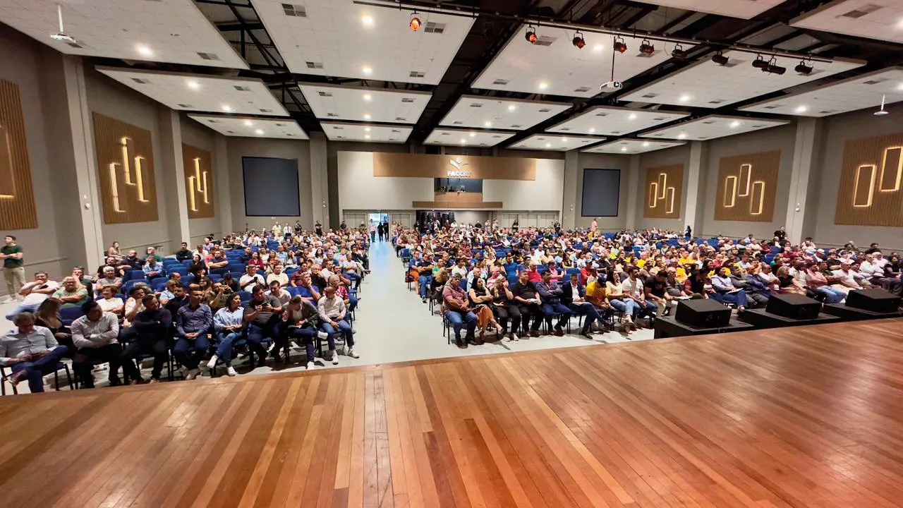 Auditório lotado durante audiência pública sobre pedágios