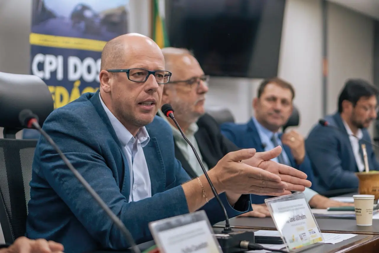 Joel Wilhelm na CPI dos Pedágios, plano aberto da mesa de audiência