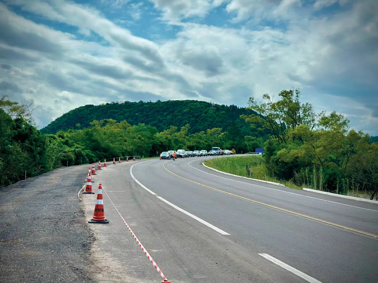 Rodovia recuperada, sinalizada com cones de obra