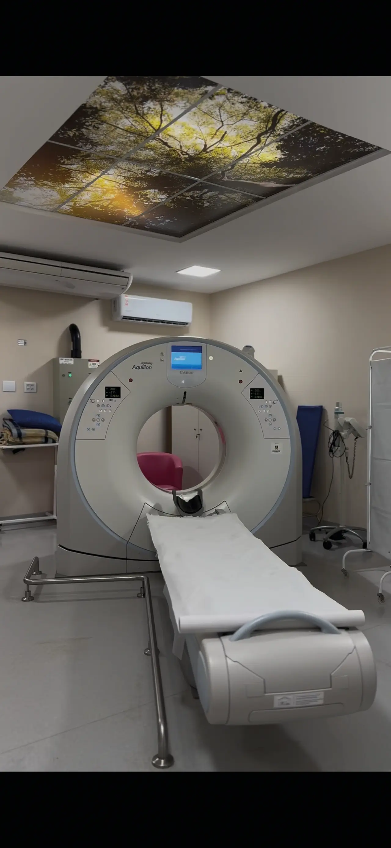 Sala de exame com tomógrafo hospitalar