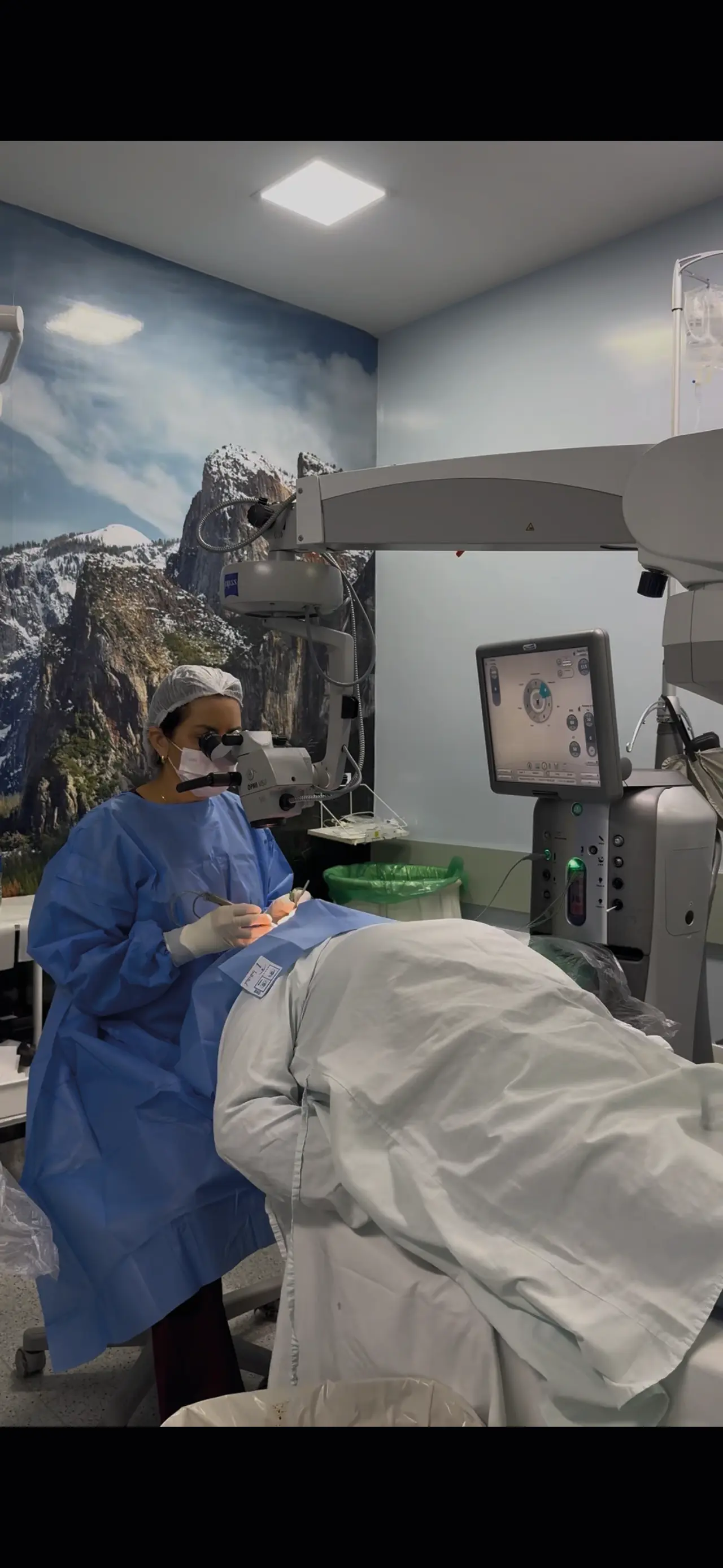 Cirurgia oftalmológica em centro cirúrgico, com uso de microscópio