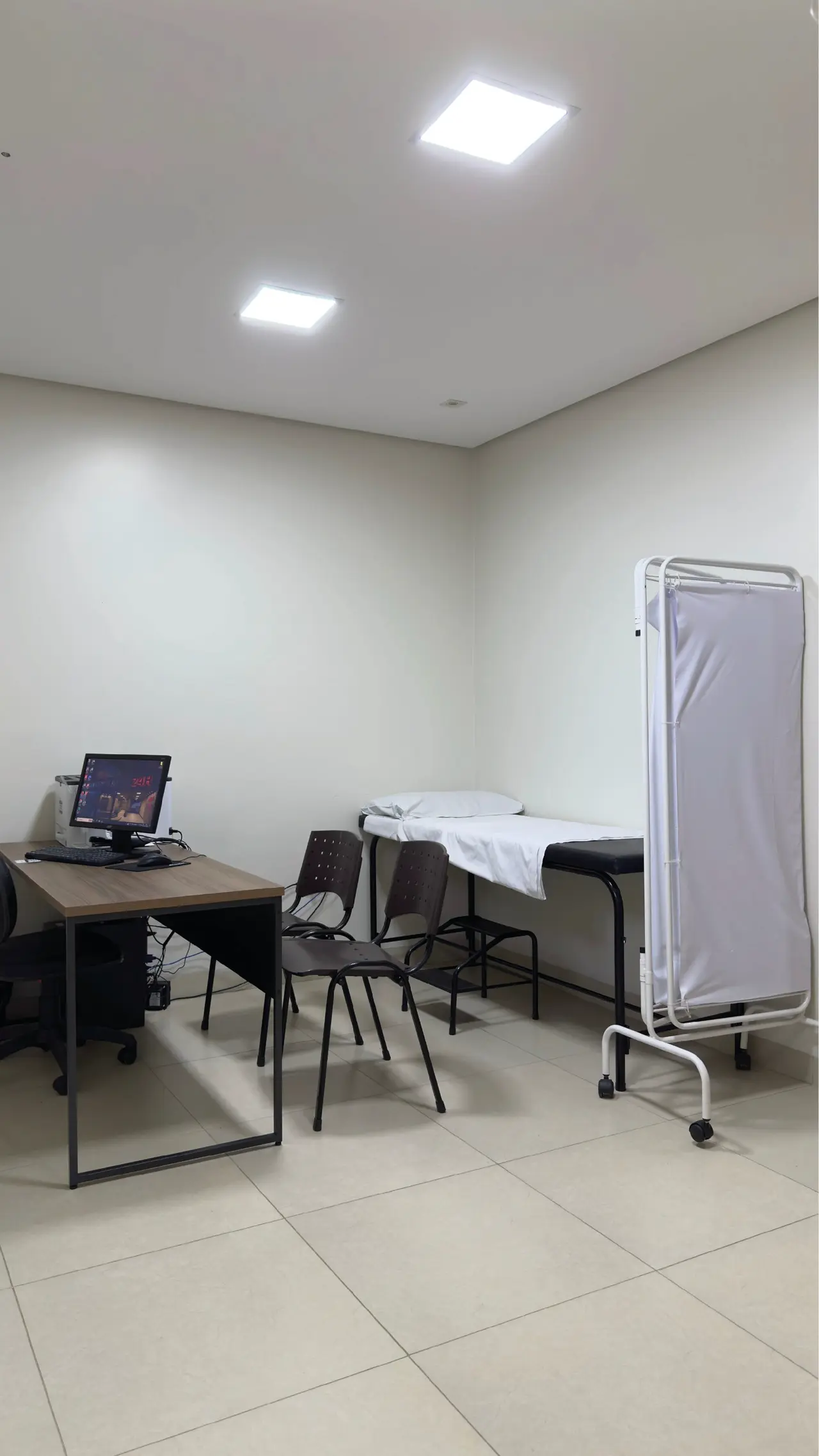 Consultório equipado em unidade de saúde da região