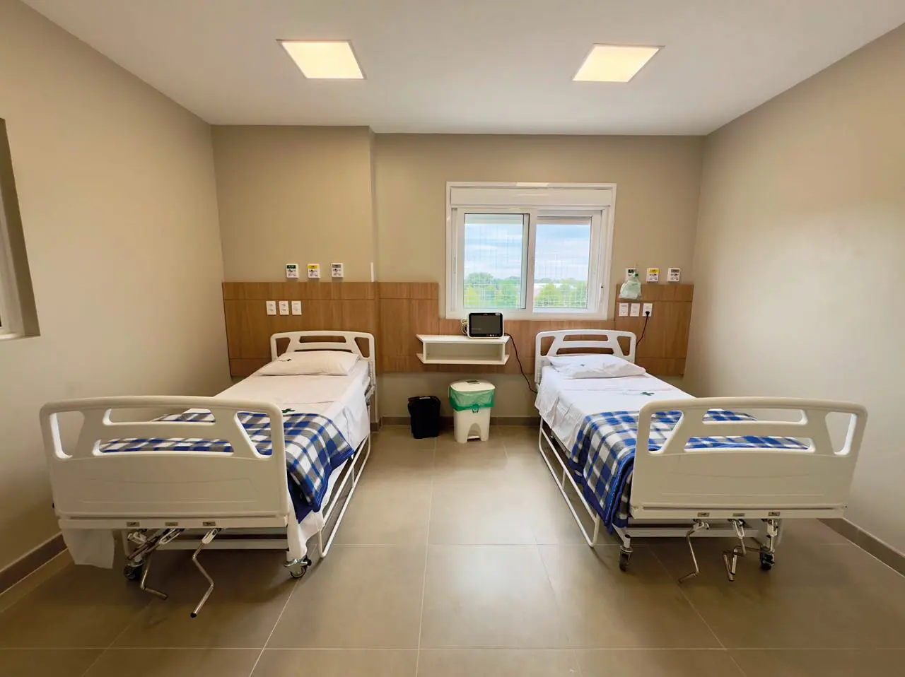 Quarto de hospital com dois leitos