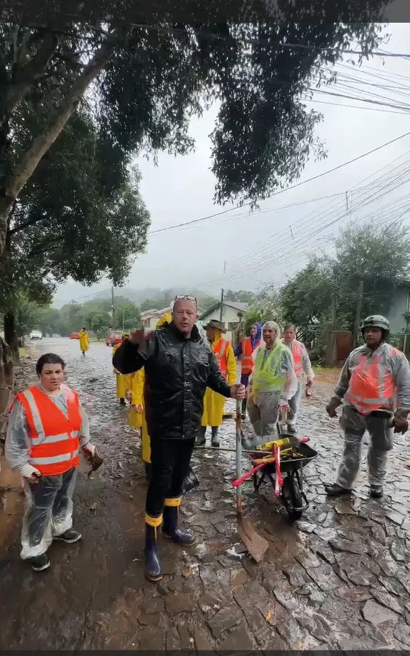Joel Wilhelm em mutirão de limpeza após a enchente