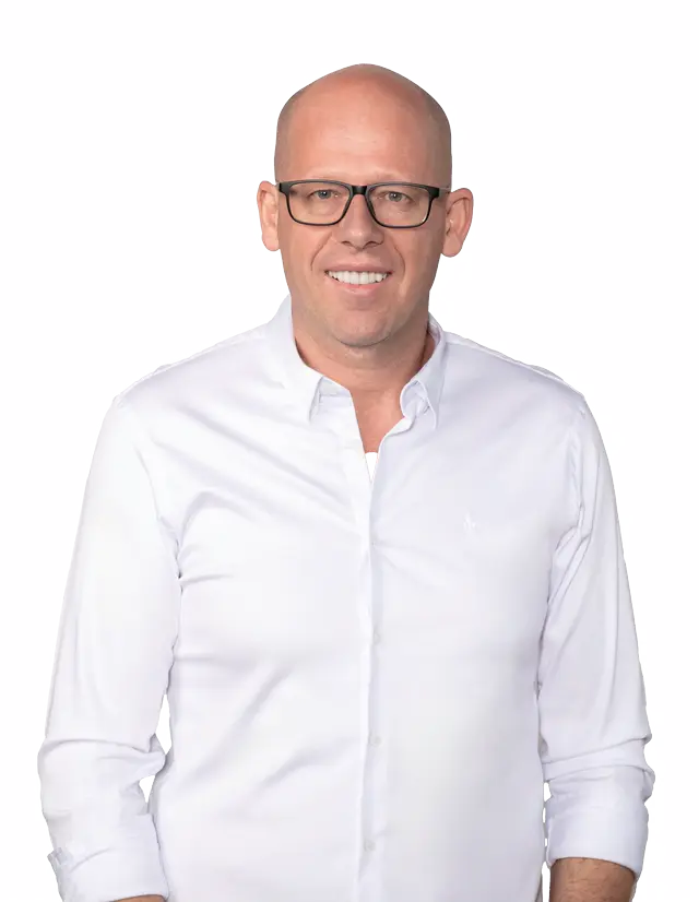 Joel Wilhelm de camisa branca, em retrato de estúdio